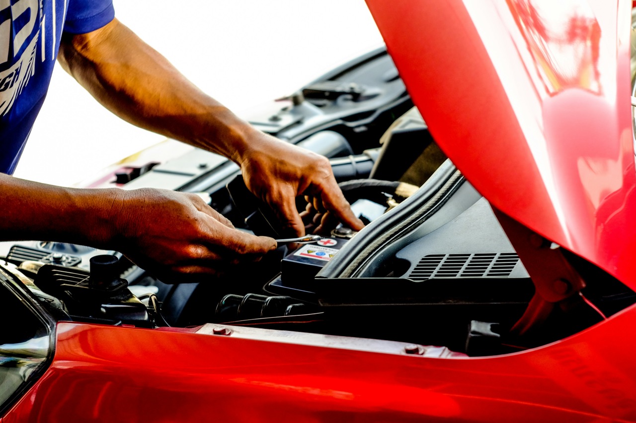 Servis motorového prostoru červeného auta